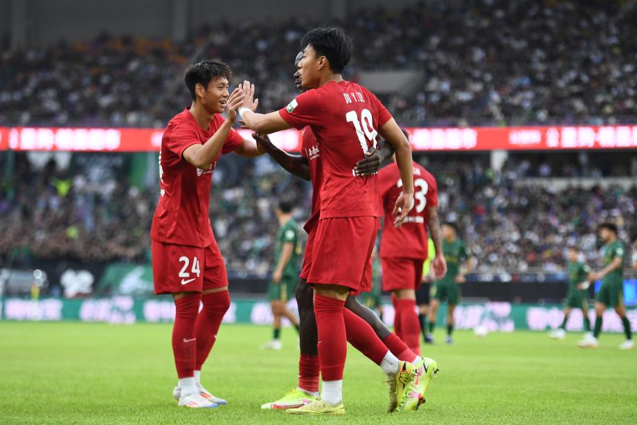 亿万28娱乐-中超-王钰栋失单刀杜月徵制胜球 铜梁龙1-0十人浙江